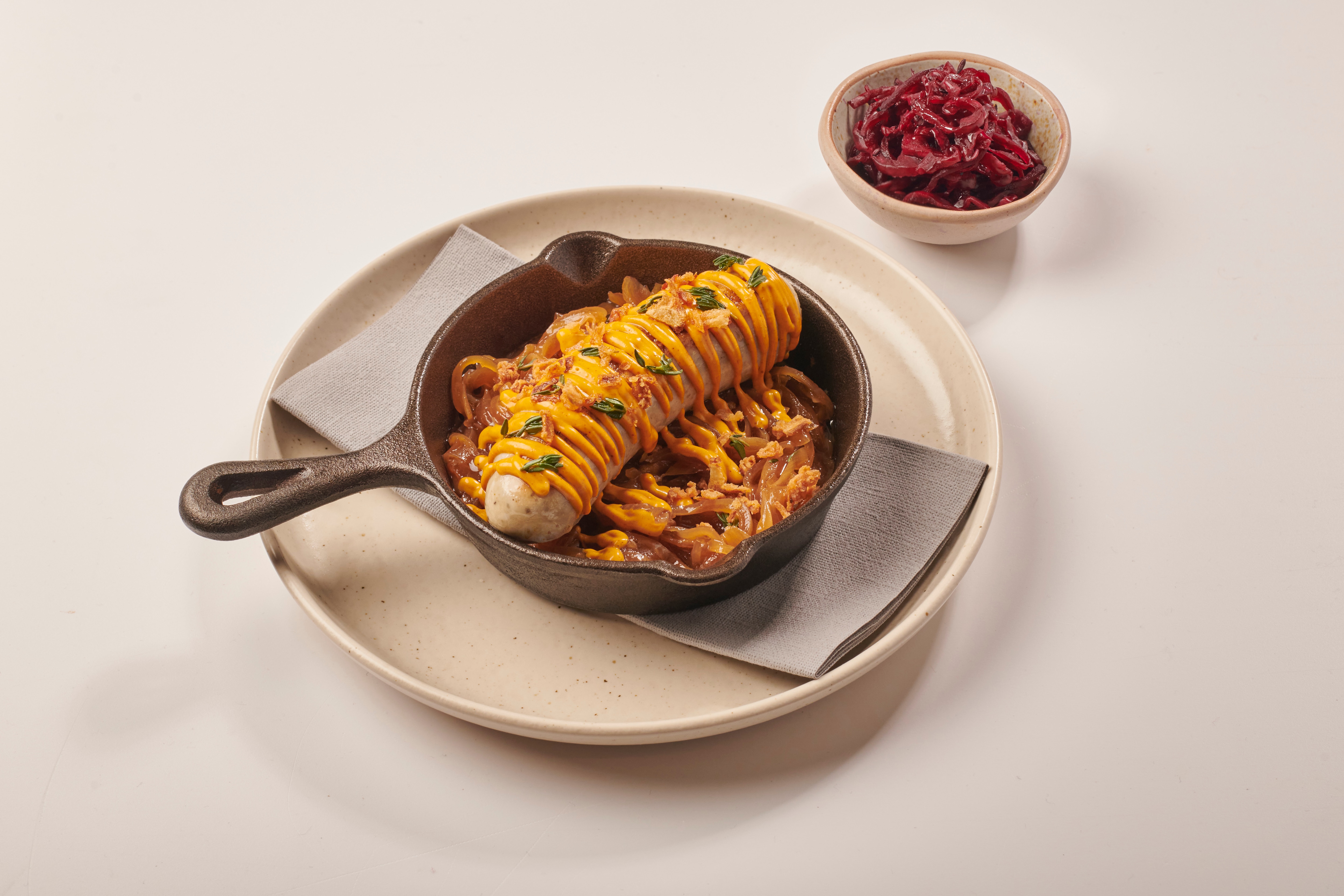 Currywurst, pivná cibuľka, kyslá kapusta a červená repa – - Recept